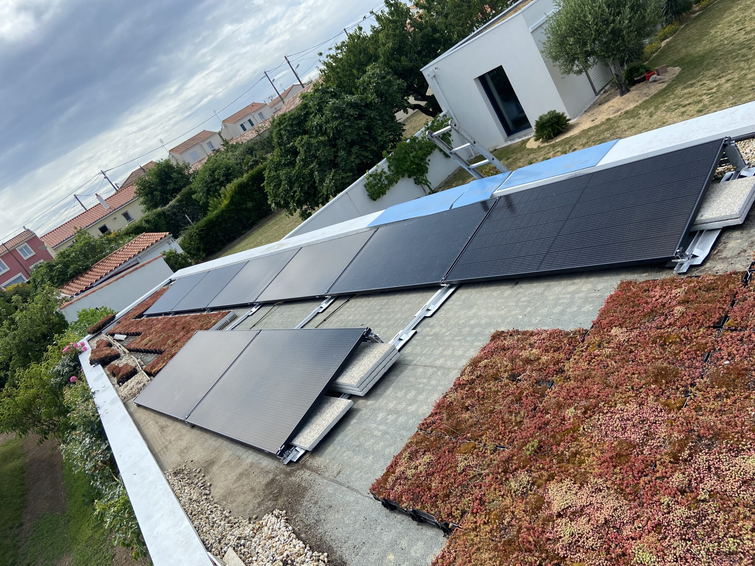 panneaux photovoltaïques sur toit plat